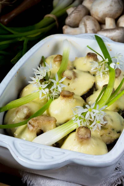 Baked champignons in bowl — Stockfoto