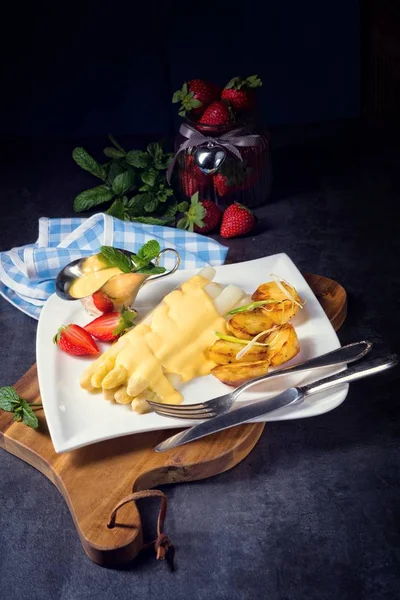 Espargos, molho holandês e batatas — Fotografia de Stock