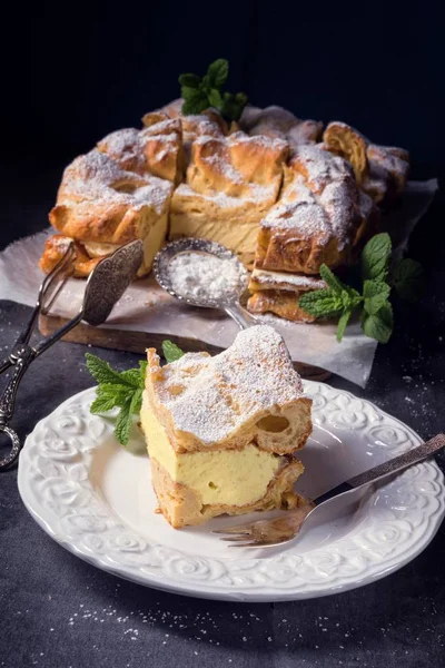 Karpatka geleneksel Lehçe kremalı pasta olduğunu — Stok fotoğraf