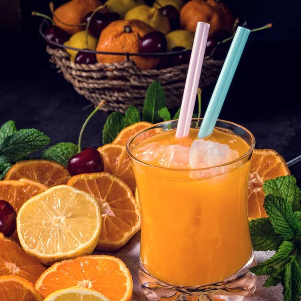 Limonada con limón y menta —  Fotos de Stock