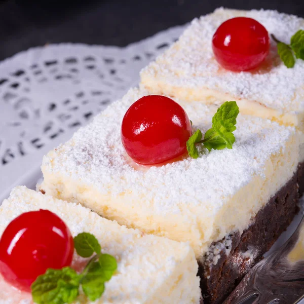 Chocolate cream cake — Stock Photo, Image