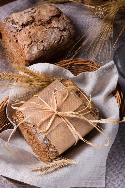 Brood in rieten mand — Stockfoto