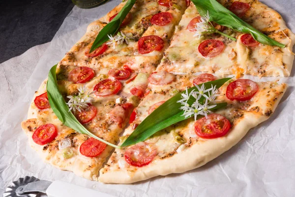 Pizza vegetariana de ajo salvaje — Foto de Stock