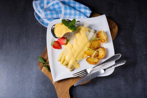 Hollandaise saus en gebakken aardappelen — Stockfoto