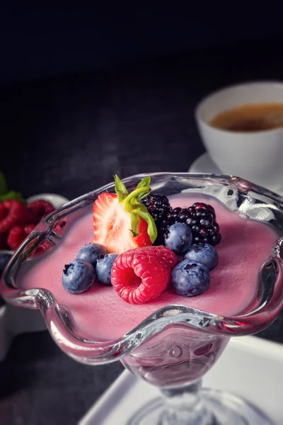 美味布丁配莓子 — 图库照片