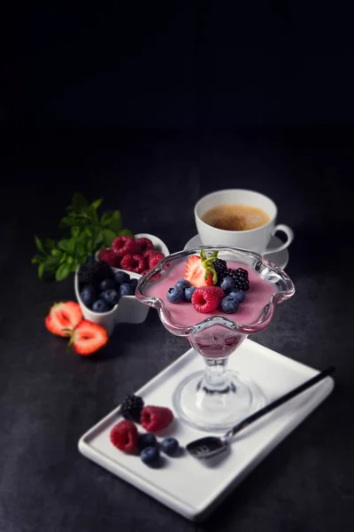 Lahodné pudink s ovocem — Stock fotografie