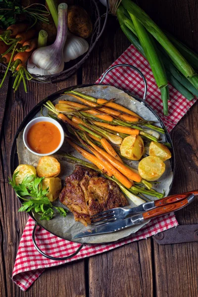 Grilled steak with vegetables — Stock Photo, Image