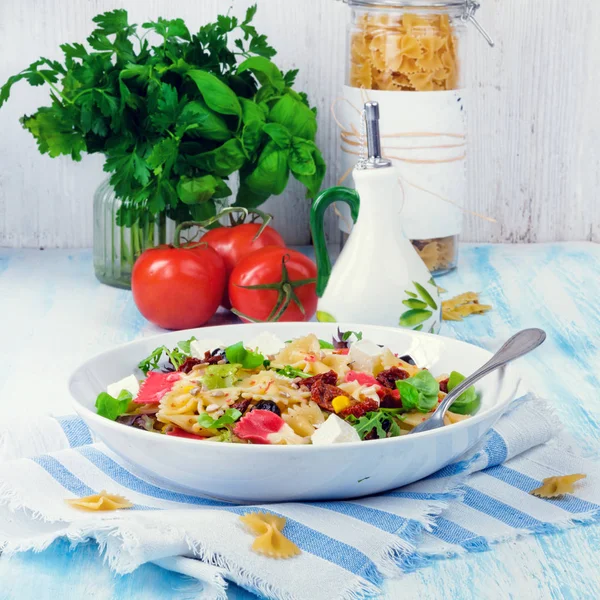 Mediterraner Farfalle-Salat — Stockfoto