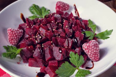 Ahududu ile pancar salatası