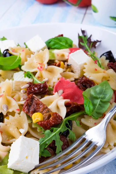 Akdeniz Farfalle salata — Stok fotoğraf