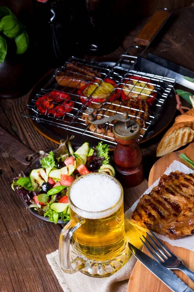 Bife grelhado e cerveja — Fotografia de Stock