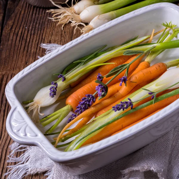 Zanahorias y cebolletas —  Fotos de Stock