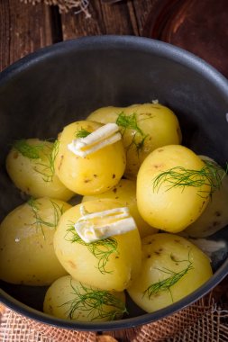 Genç haşlanmış patates