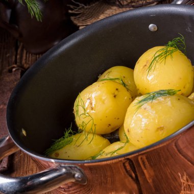 Genç haşlanmış patates