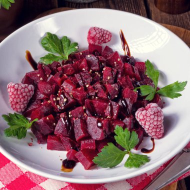 Ahududu ile pancar salatası