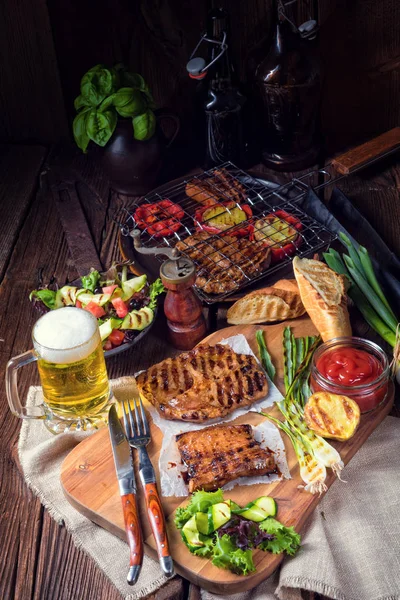 Grilled steak and beer — Zdjęcie stockowe