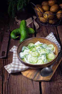 Yoğurtlu salatalık salatası 