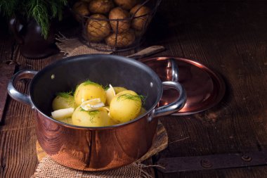 Genç haşlanmış patates