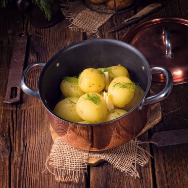 Genç haşlanmış patates