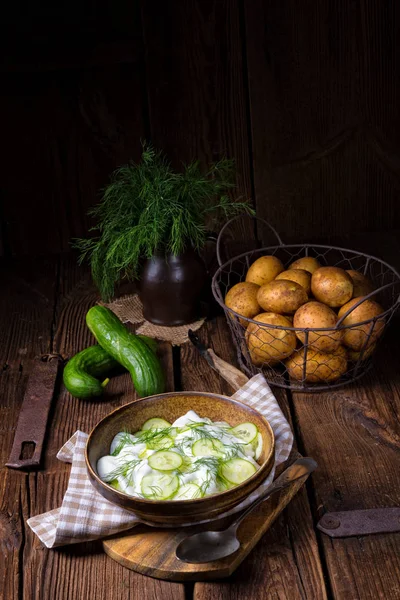 Komkommer salade met yoghurt — Stockfoto