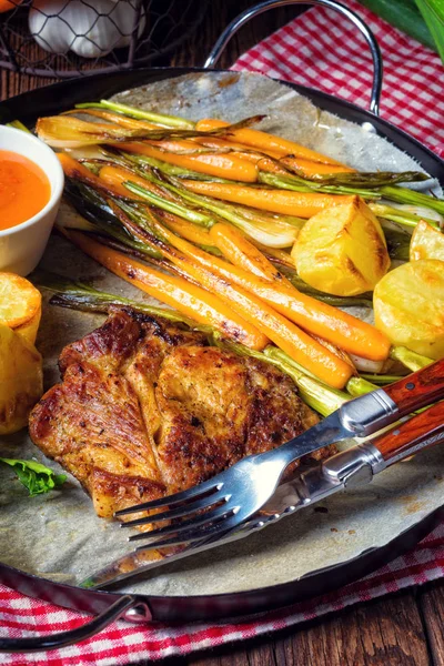 Grilled steak with vegetables — Stock Photo, Image