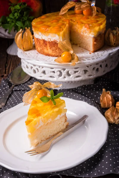 Delicious cake with Physalis — Stock Photo, Image