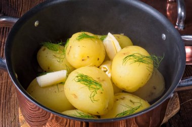 Genç haşlanmış patates