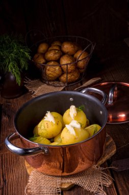 Genç haşlanmış patates