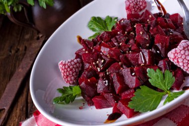 Ahududu ile pancar salatası