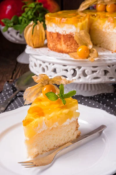 Delicious cake with Physalis — Stock Photo, Image