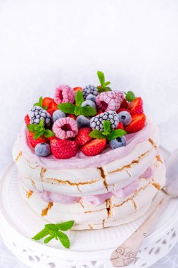 Pavlova tatlı çilek ile