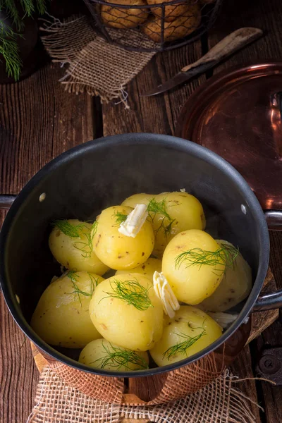 Genç haşlanmış patates — Stok fotoğraf