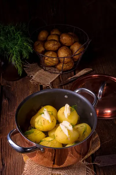 Genç haşlanmış patates