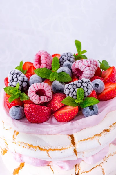 Pavlova dessert met bessen — Stockfoto