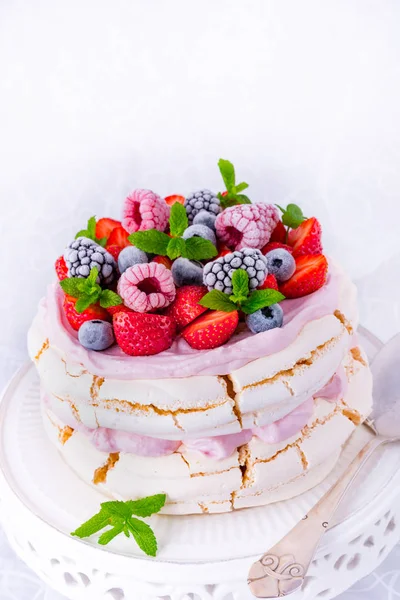 Павловский десерт с ягодами — стоковое фото