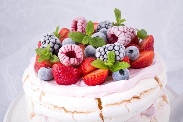 Sobremesa de Pavlova com bagas — Fotografia de Stock