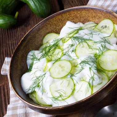 Yoğurtlu salatalık salatası 
