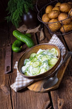 Yoğurtlu salatalık salatası 