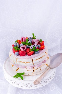 Pavlova tatlı çilek ile