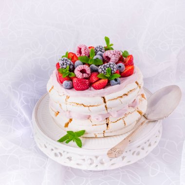 Pavlova tatlı çilek ile