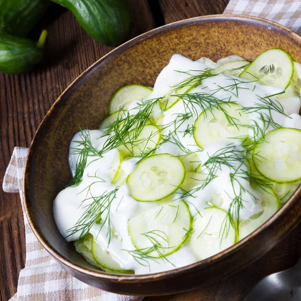 Komkommer salade met yoghurt — Stockfoto