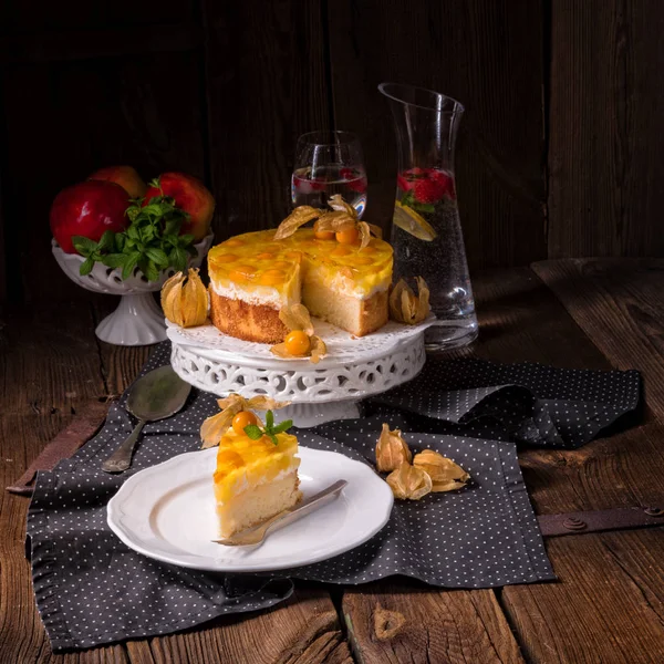 Delicious cake with Physalis — Stock Photo, Image