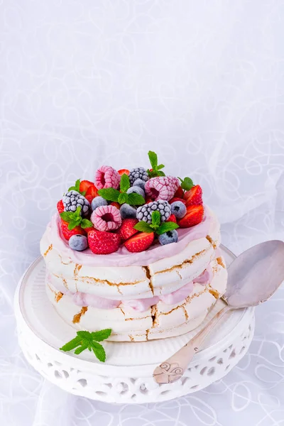Pavlova dessert with berries — Stock Photo, Image