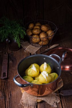 Genç haşlanmış patates