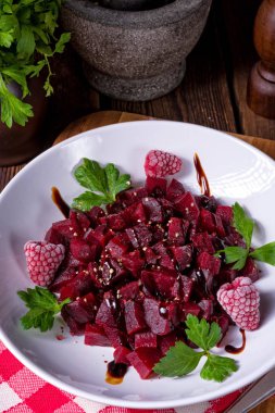 Ahududu ile pancar salatası