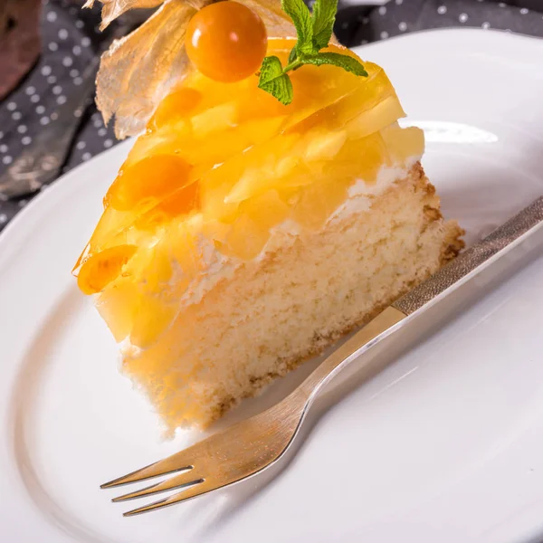 Вкусный торт с Physalis — стоковое фото