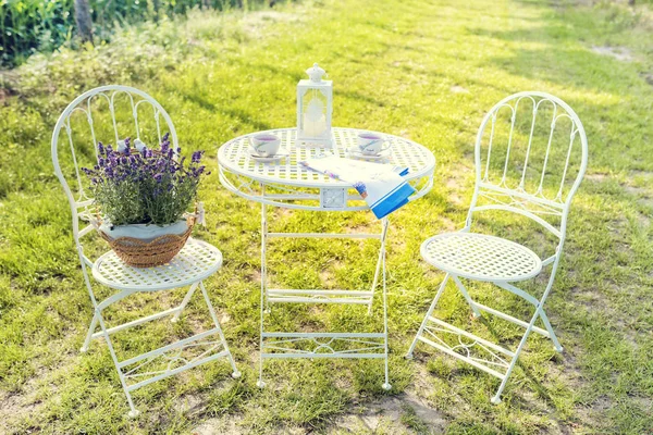 Witte tafel en stoelen — Stockfoto