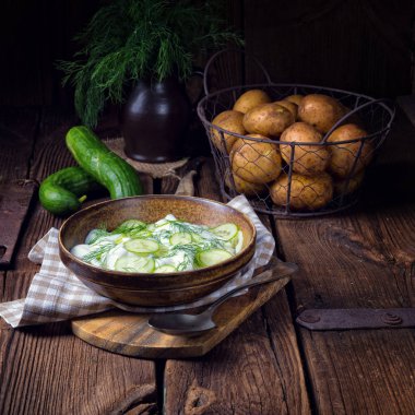 Yoğurtlu salatalık salatası