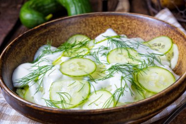 Yoğurtlu salatalık salatası