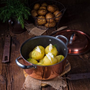 Genç haşlanmış patates